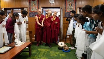 तोङलेन संस्था के छात्रों, कर्मचारियों और सामुदायिक प्रतिनिधियों से मुलाकात 