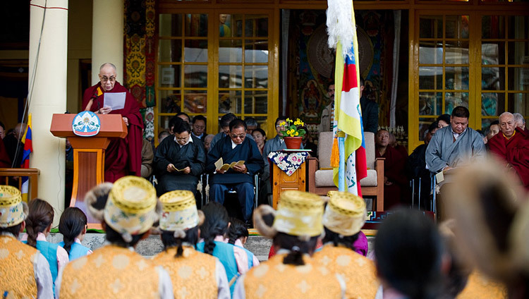 परम पावन दलाई लामा मुख्य तिब्बती मंदिर में तिब्बती राष्ट्रीय क्रांति दिवस की ५२ वीं वर्षगांठ पर अपना वक्तव्य पढ़ते हुए, मार्च ३,२०११ धर्मशाला, हि.प्र. भारत (चित्र द्वारा तेनज़िन छोजोर/ओएचएचडीएल)