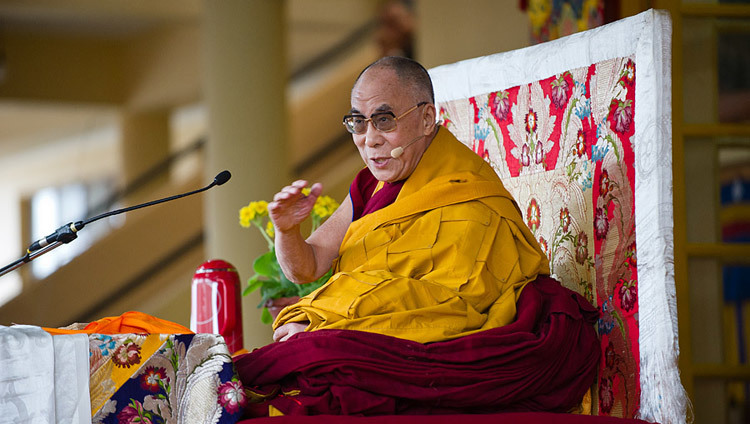 परम पावन दलाई लामा मुख्य तिब्बती मंदिर में सार्वजनिक शिक्षा के दौरान राजनीतिक उत्तरदायित्व से अपनी सेवानिवृत्ति पर पहली आधिकारिक टिप्पणी करते हुए, १९ मार्च २०११, धर्मशाला, हि. प्र., भारत (चित्र/तेनज़िन छोजोर/ओएचएचडीएल)