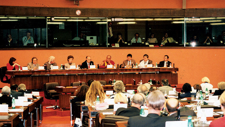 परम पावन दलाई लामा, पांच सूत्रीय शांति योजना पर यूरोपीय संसद को संबोधित करते हुए, स्ट्रॉसबर्ग, फ्रांस, १५ जून १९८८