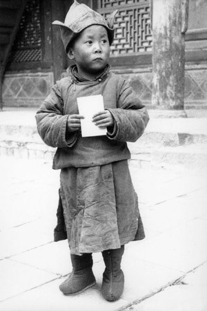परम पावन दलाई लामा चार वर्ष की उम्र में, अामदो, पूर्वी तिब्बत के कूबुम विहार में।